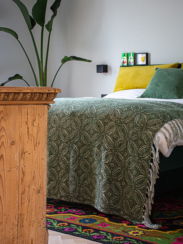 Slaapkamer licht kleurrijke accenten groen houten kast visgraat vloer